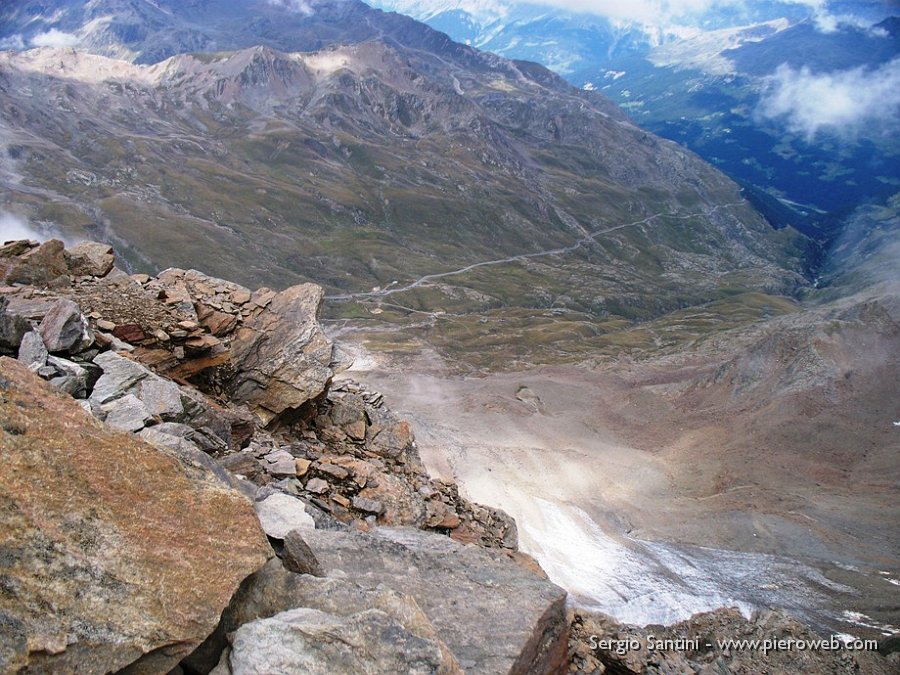 08 Sguardo versola Valtellina con la strada che scende dal P.so Gavia.JPG